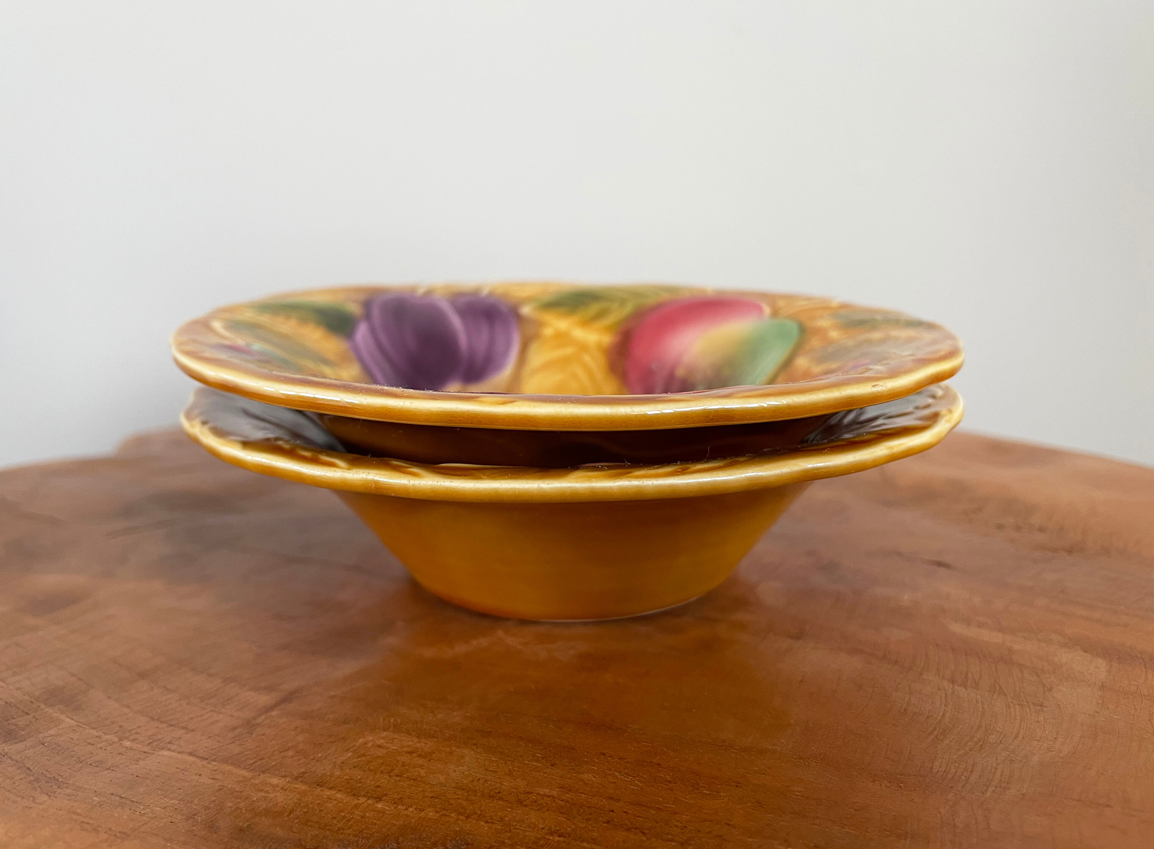 Paire de bols de service Sarreguemines Majolica représentant des fruits et des feuilles, Barbotine des années 1980