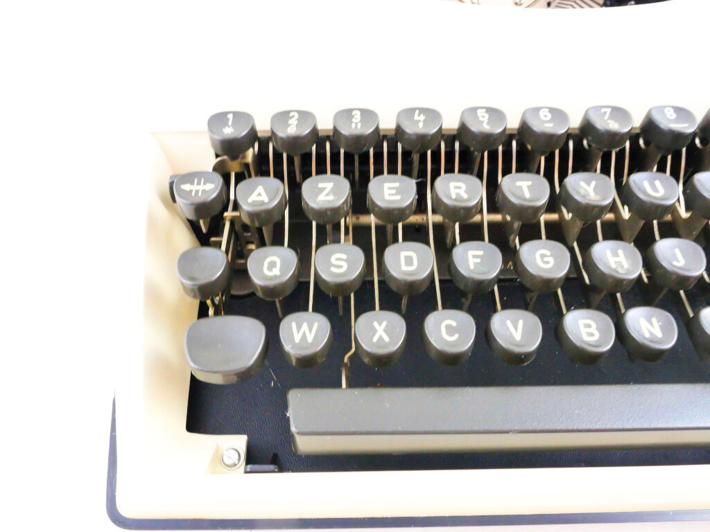 Triumph Adler Tippa white typewriter