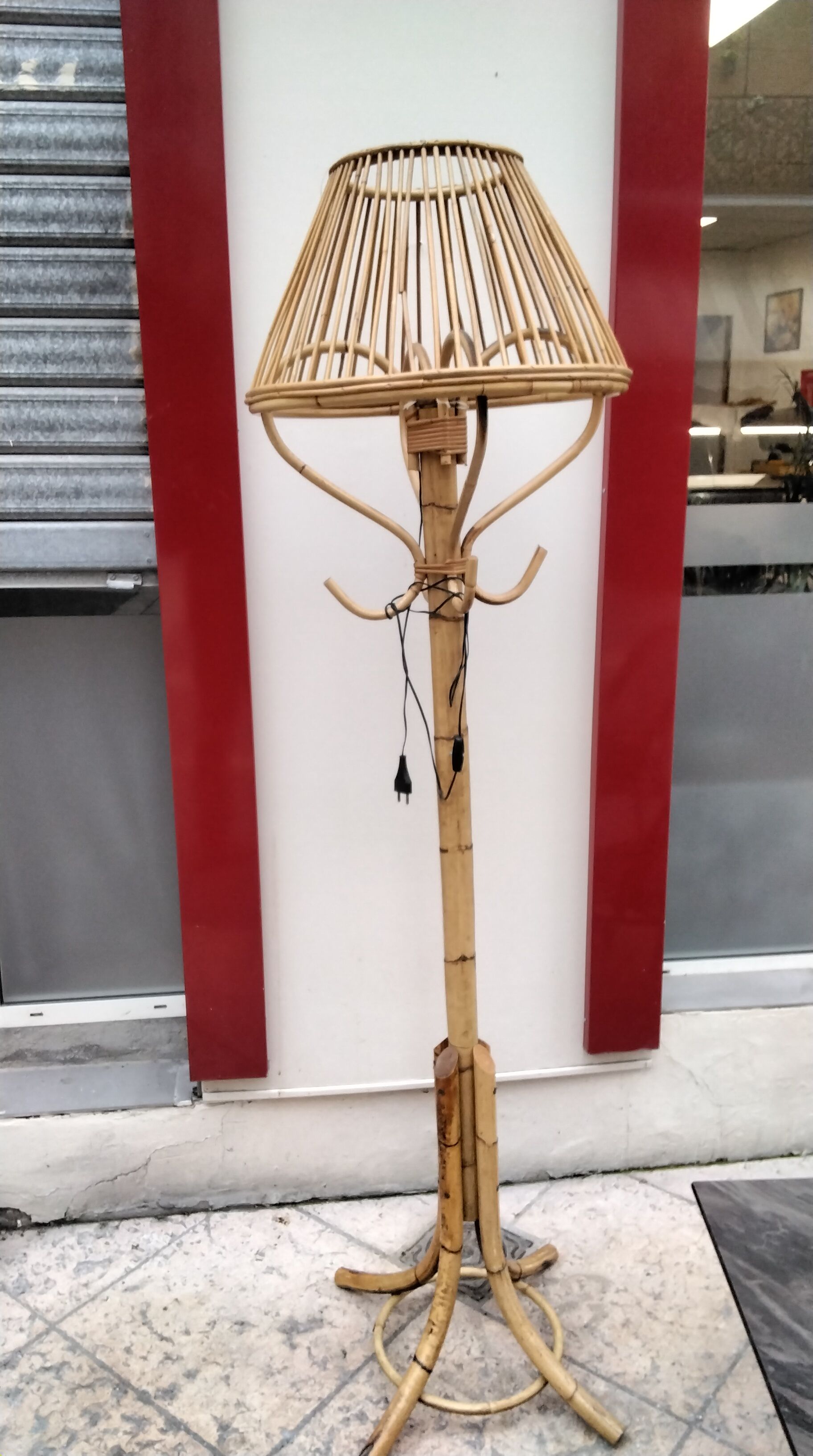 Floor lamp with vintage rattan coat rack