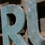 Lettres d'enseigne en métal