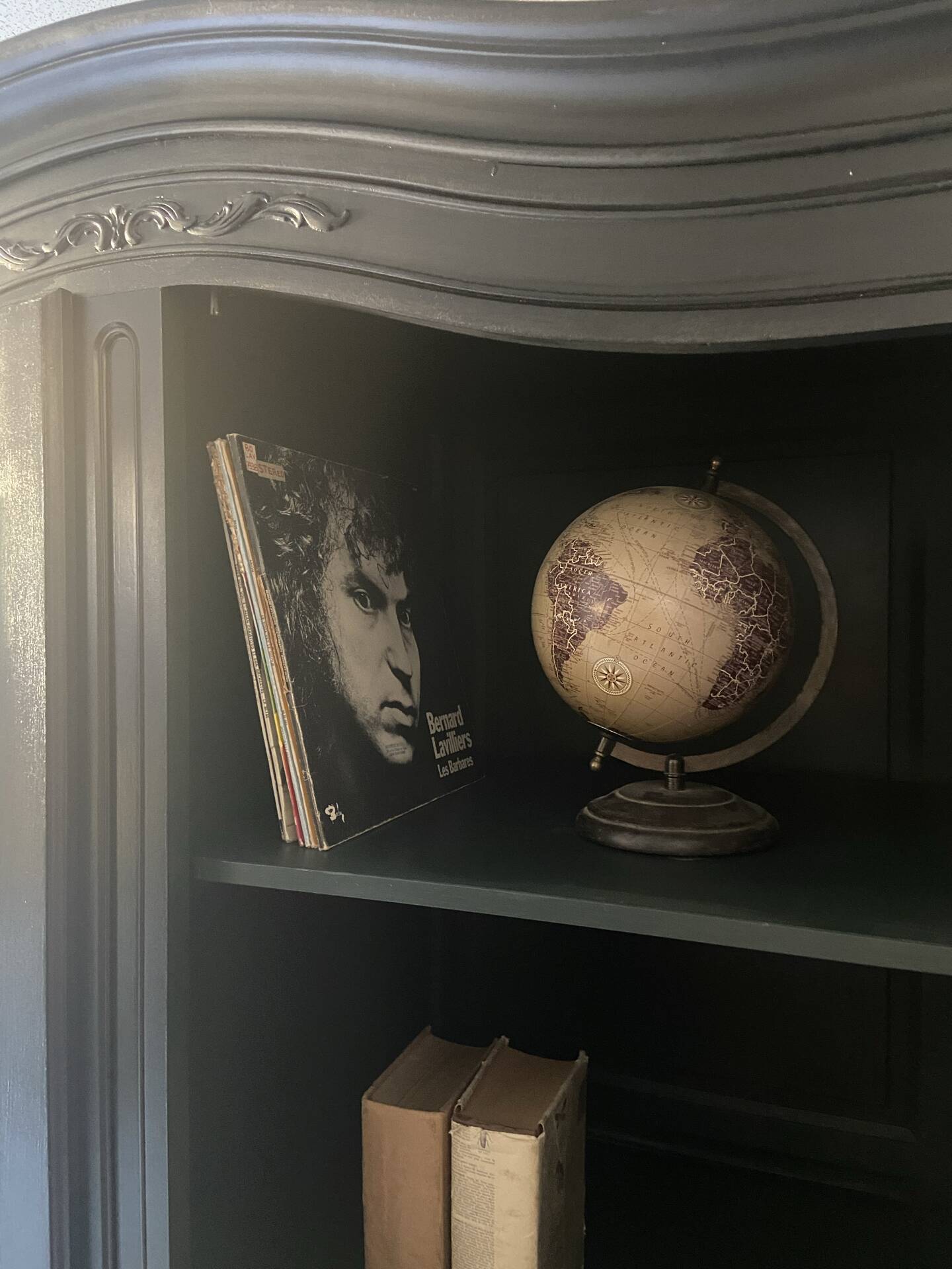 Armoire « chapeau de gendarme »
