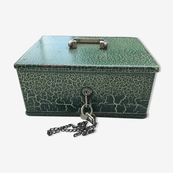 Safe /cashier with its vintage keys