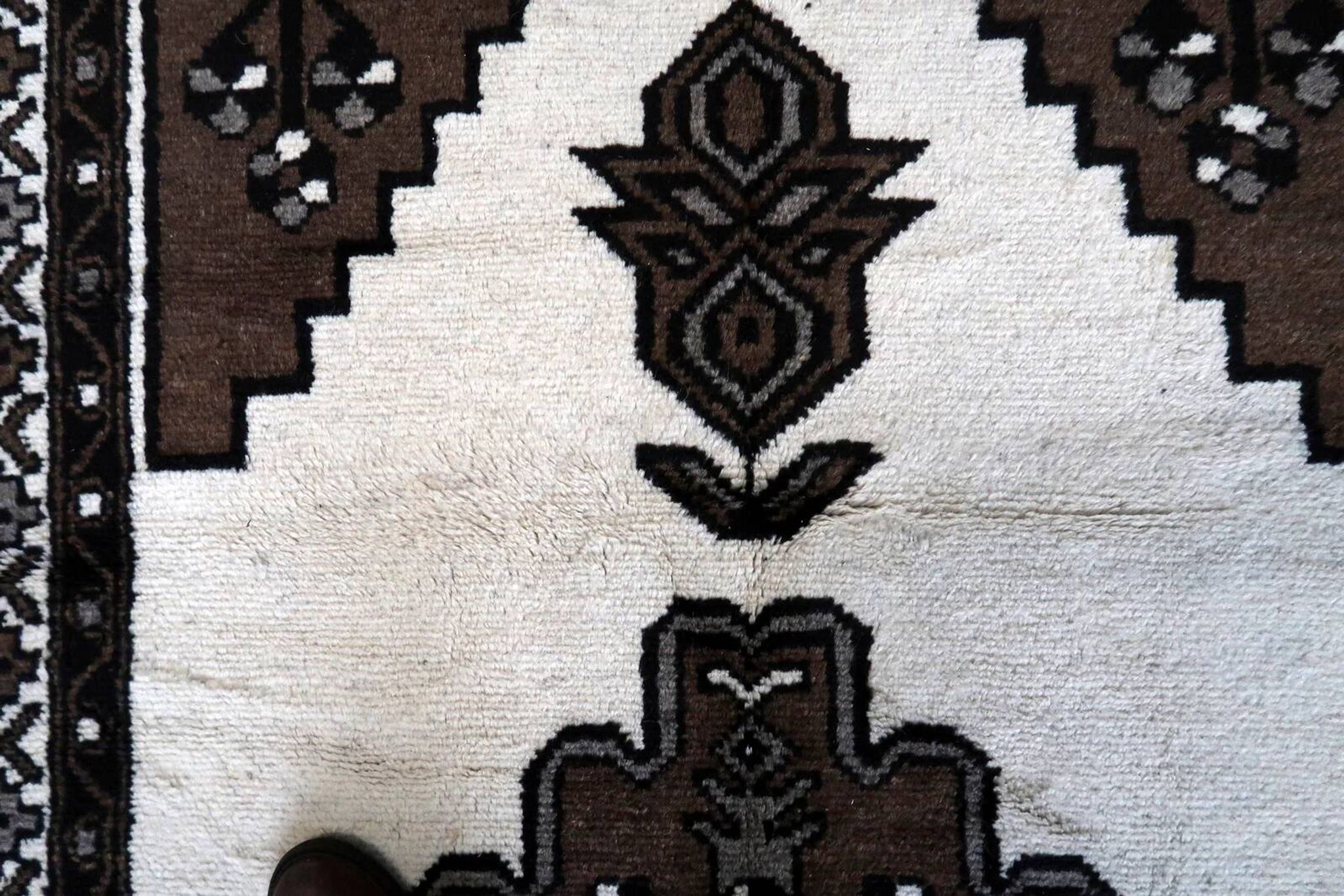 Handmade vintage Persian Gabbeh rug 128cm x 211cm, 1970s