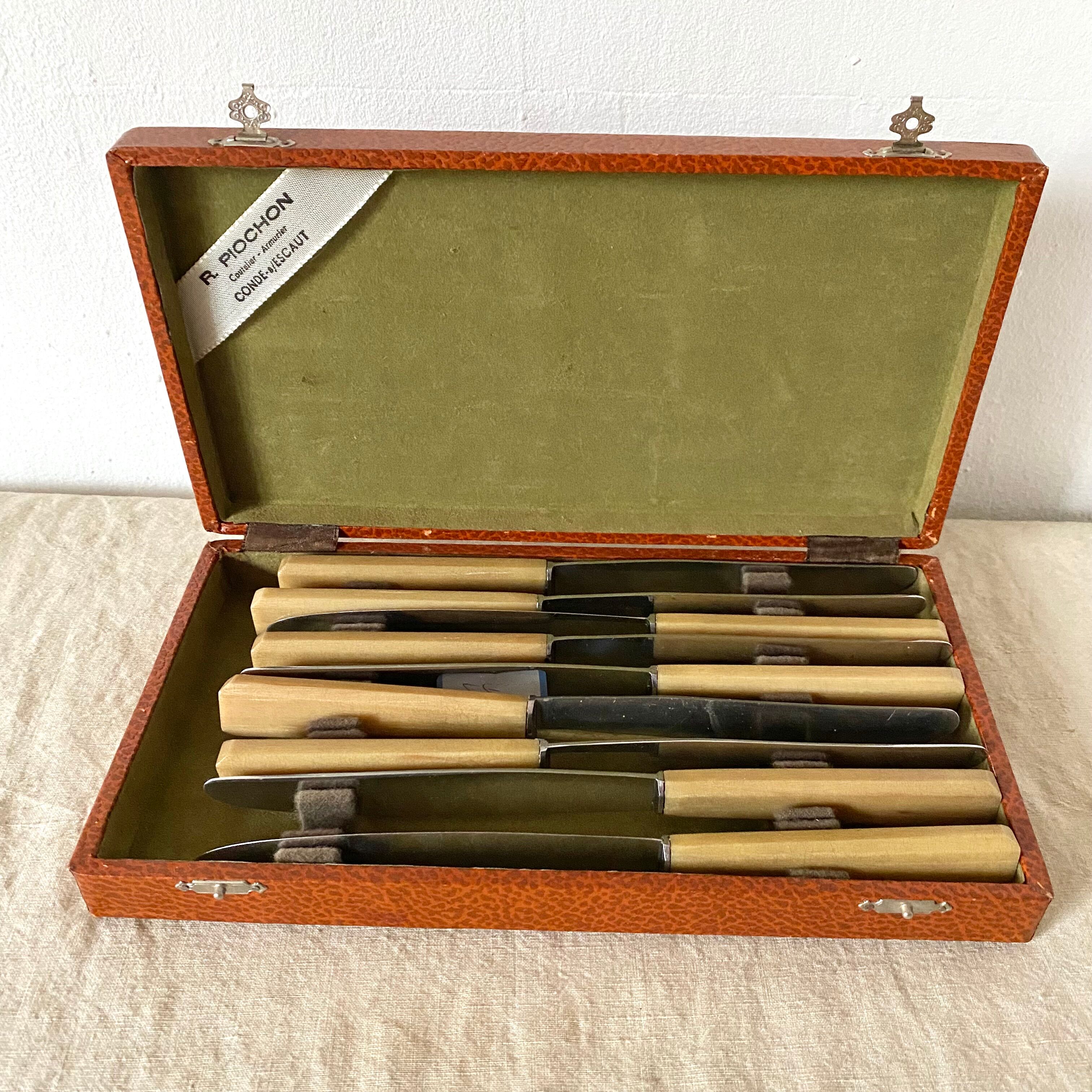 Couteaux en inox et résine vintage