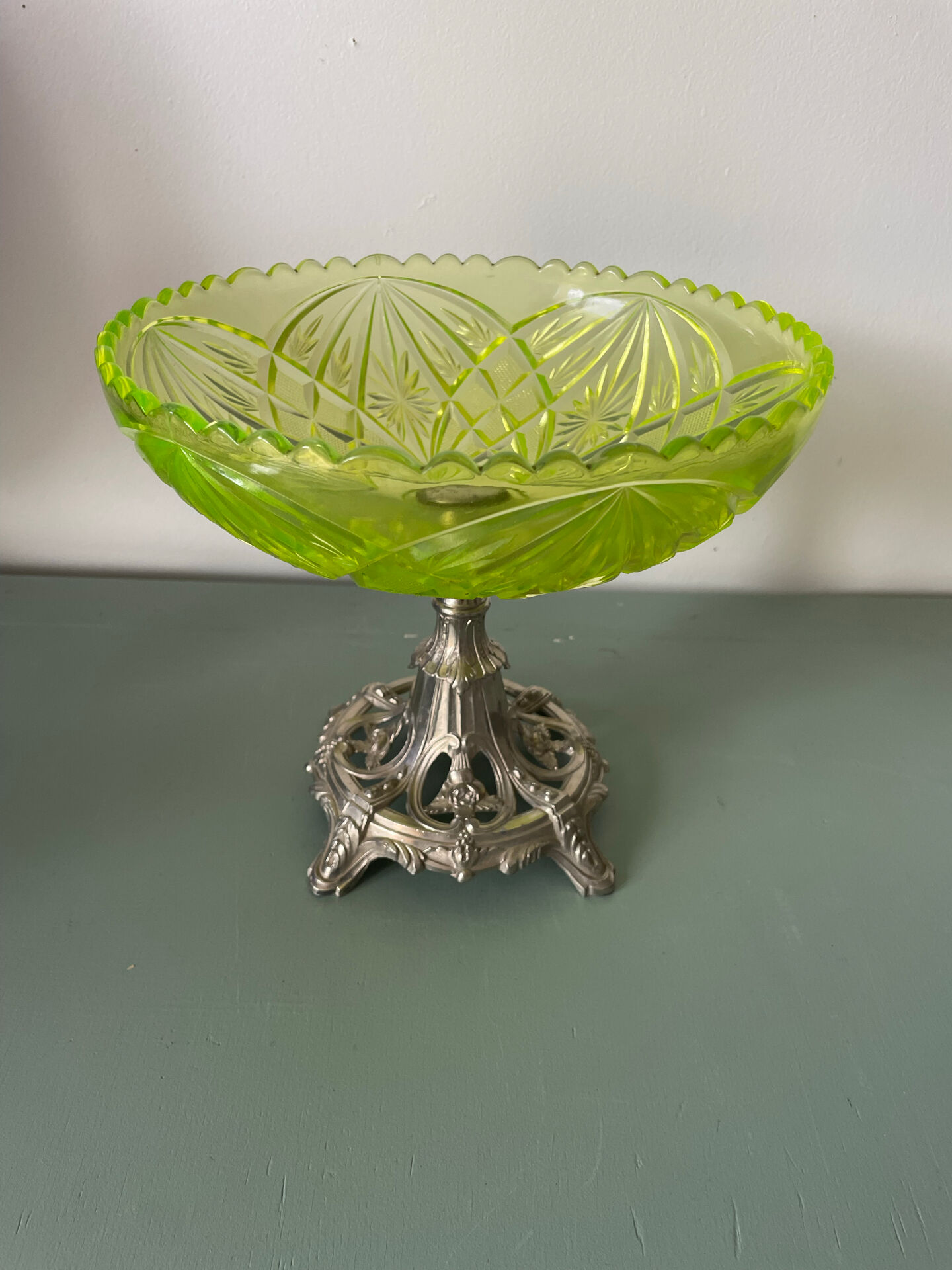 Fruit bowl, pedestal compote in opaline.