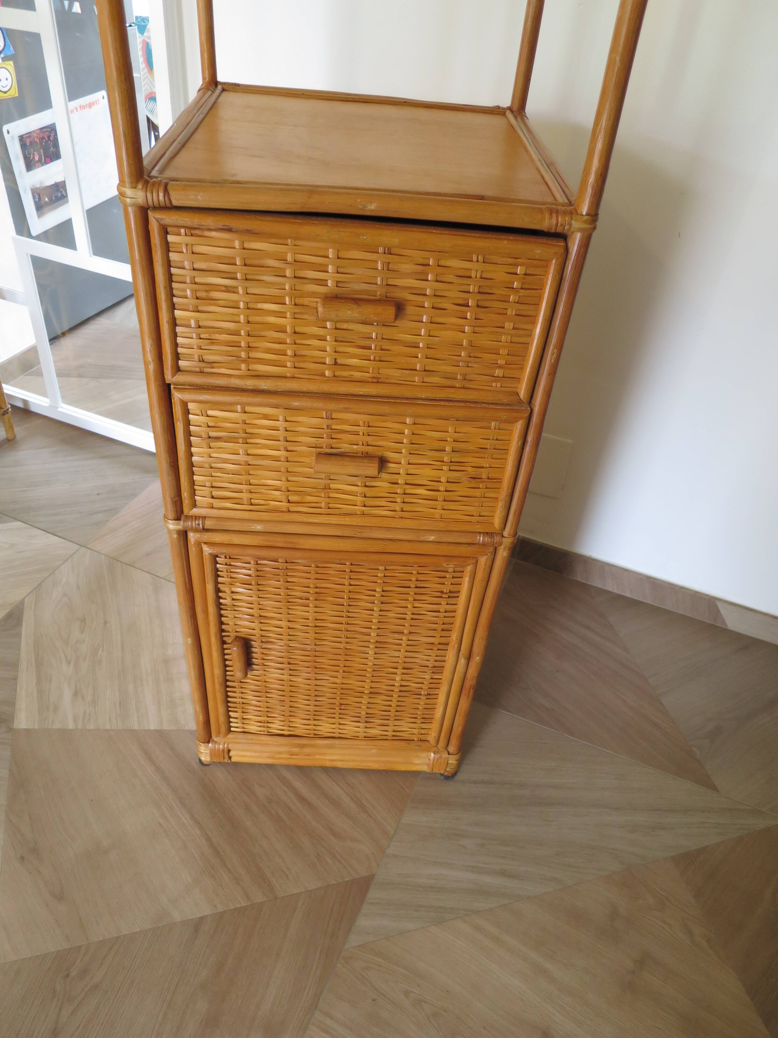 Storage column, wooden bookshelf and woven rattan.
