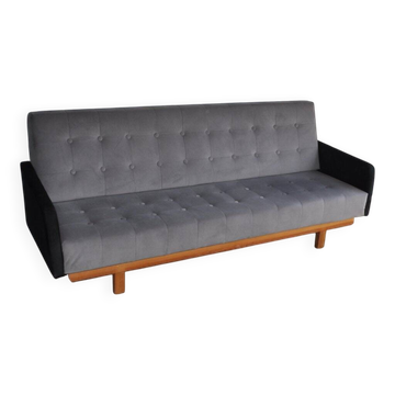Mid-Century 1960s canapé in grey fabric with black armrests, natural wood base.