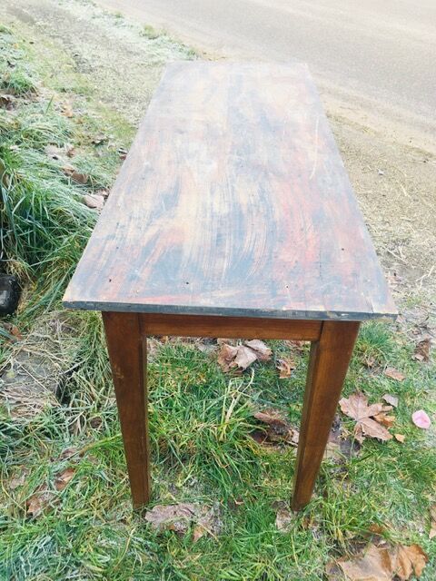 Pretty narrow table in pretty pattine 1900s in walnut trees