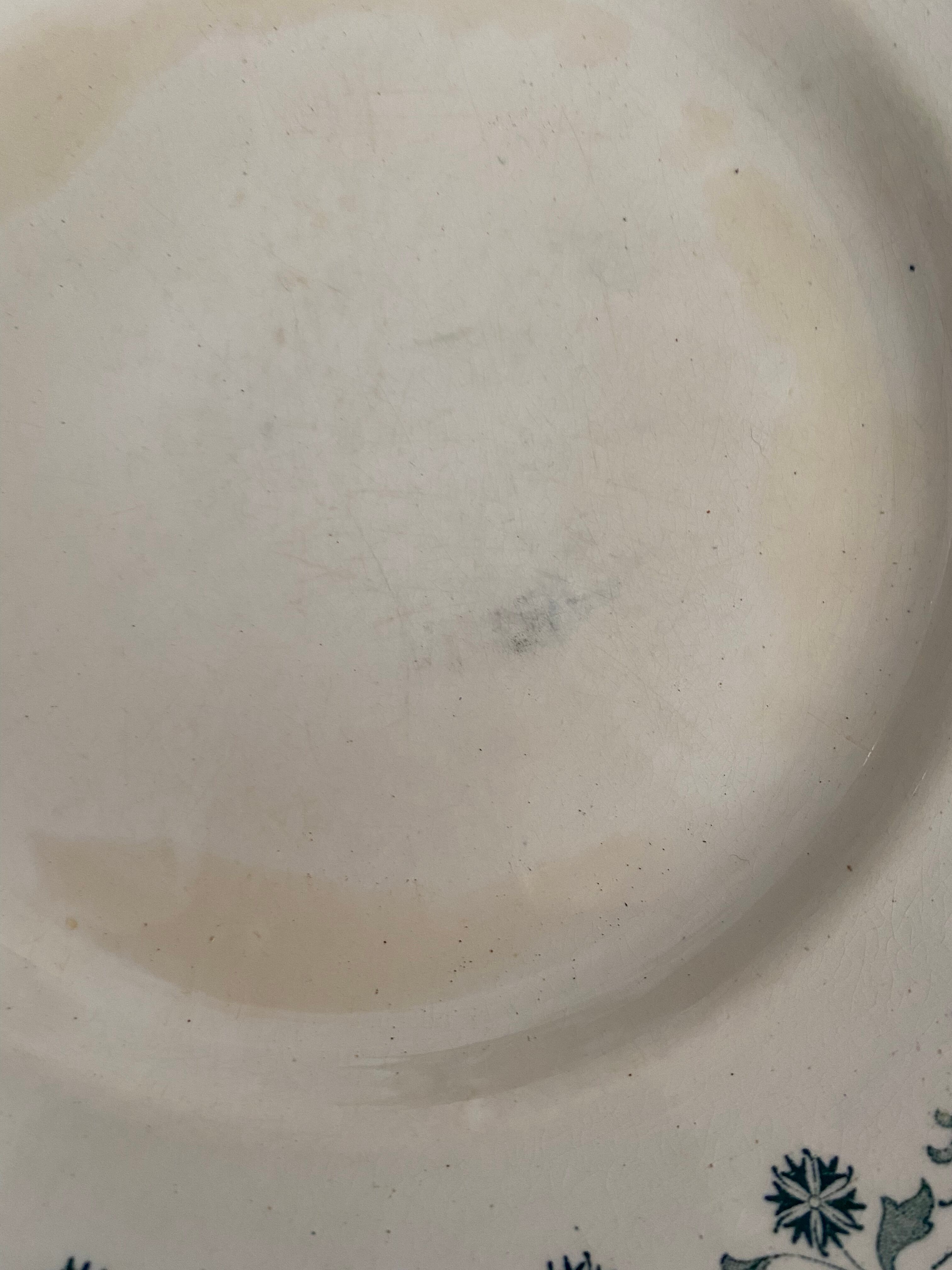 Old flat plates in red, green and blue gray.