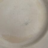 Old flat plates in red, green and blue gray.
