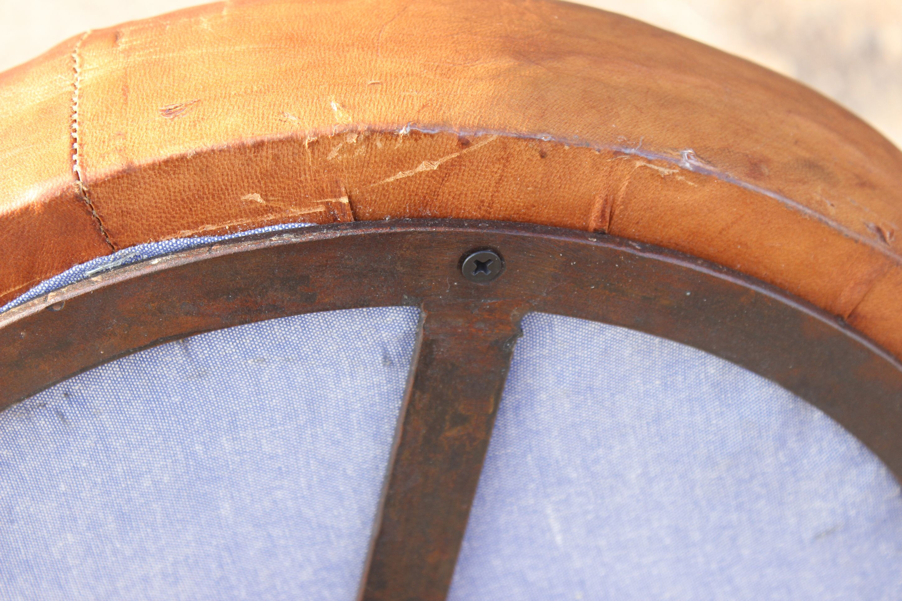Tabouret vintage en acier et cuir de style industriel