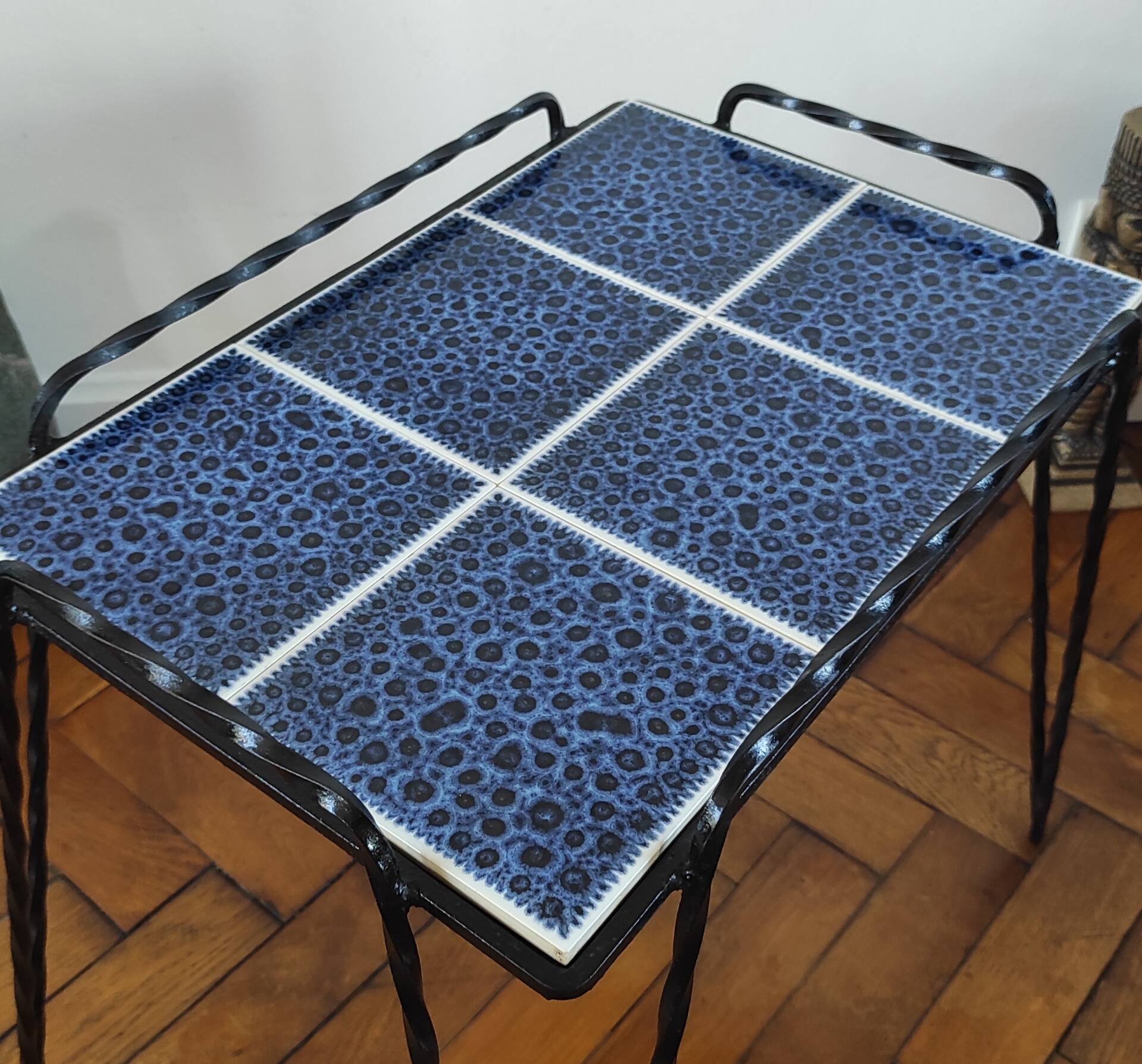 Vintage side table in twisted wrought iron and glazed ceramic.