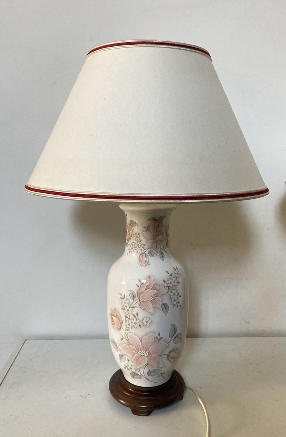 Asian lamps in earthenware from the 1970s/80s with handmade floral decoration.