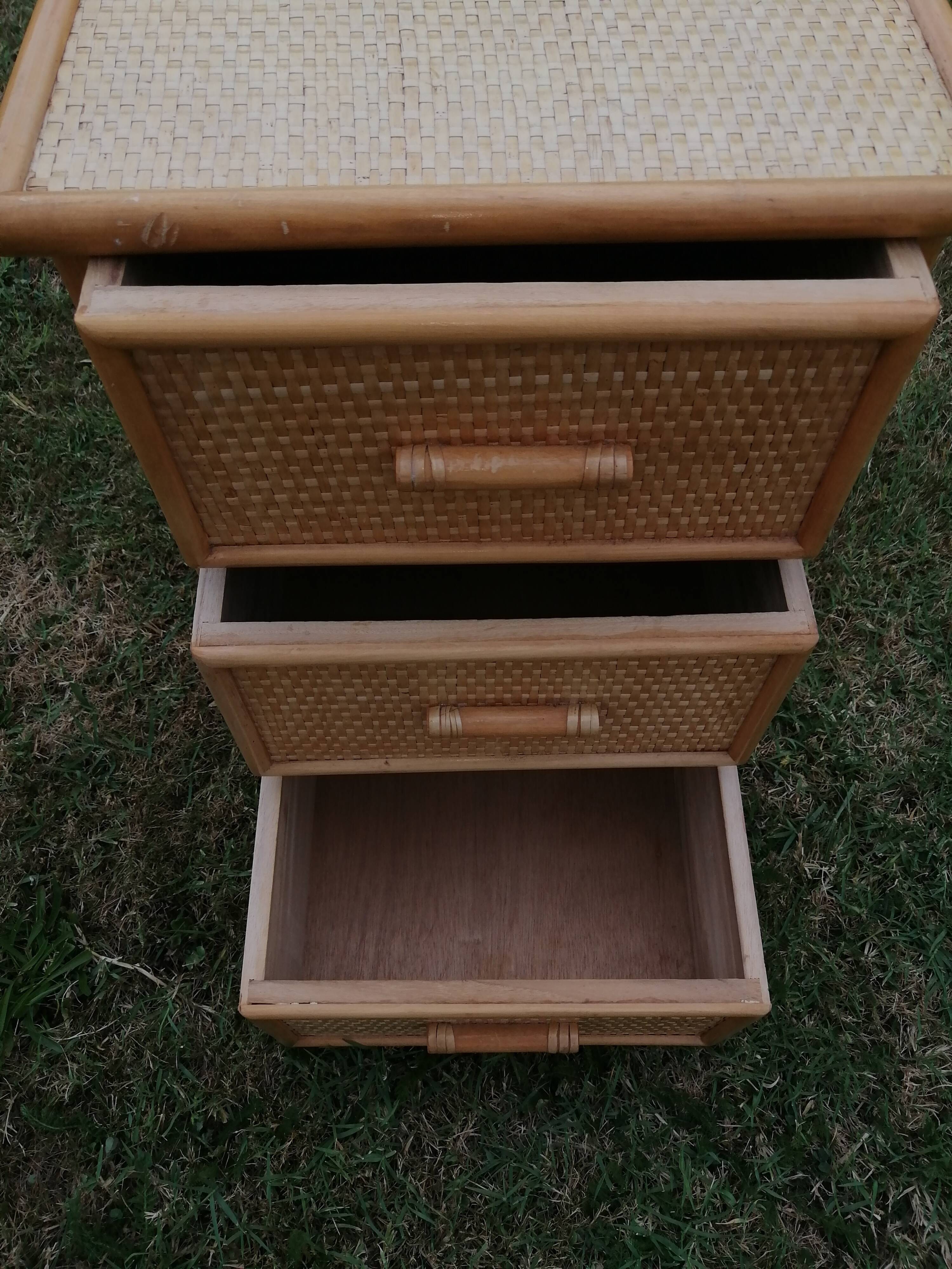Commode en bois et osier