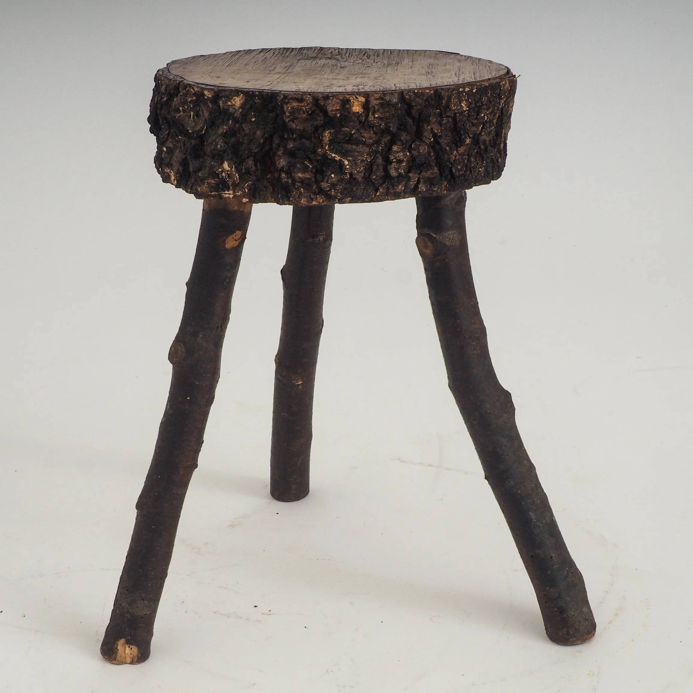 Tabouret en bois rustique fait à la main