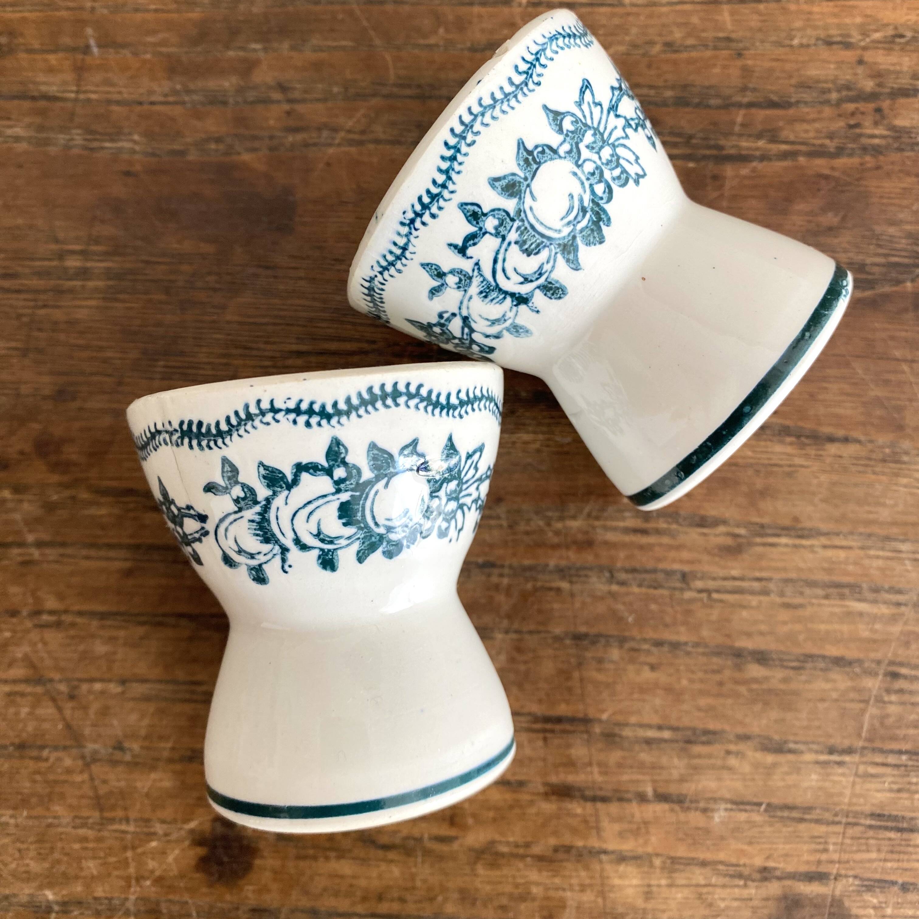 Diabolo egg cups in iron earth