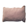 Coussin rectangulaire en coton gris avec passepoil blanc