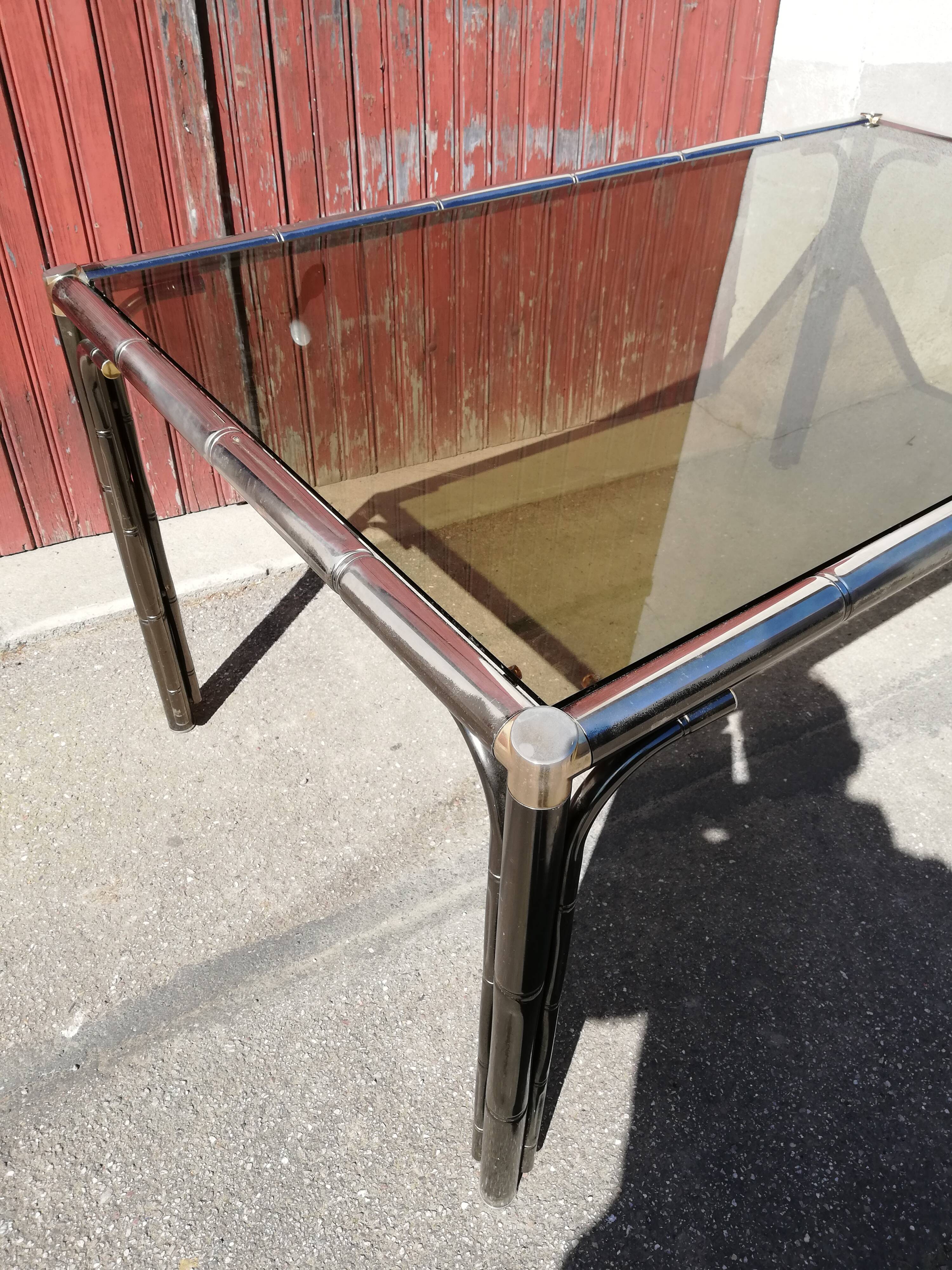 Table patine canon de fusil plateau verre fumé