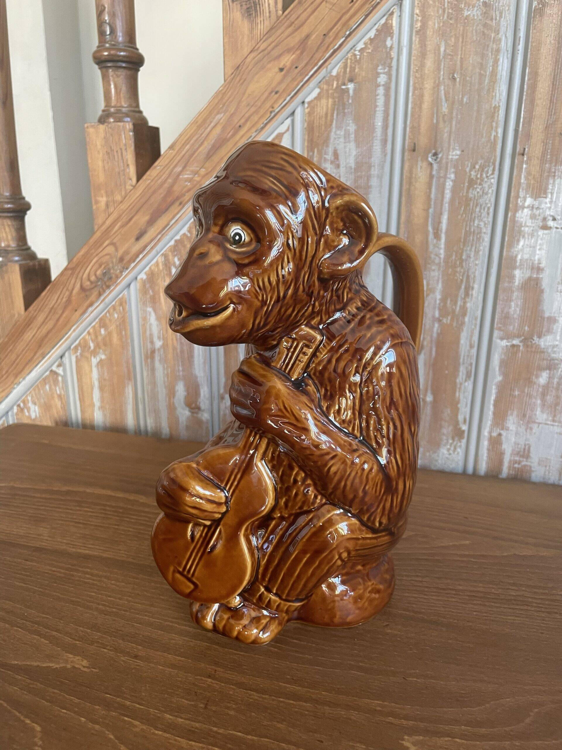 Pichet zoomorphe  en barbotine singe musicien