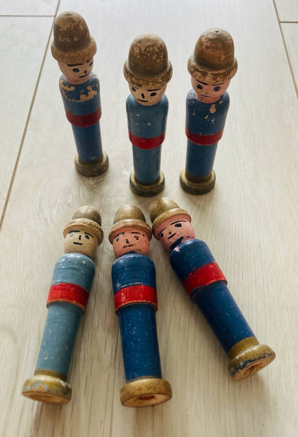 Set of 6 small soldiers