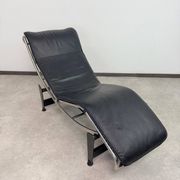 Vintage LC4 Chaise Longue par Le Corbusier en cuir noir