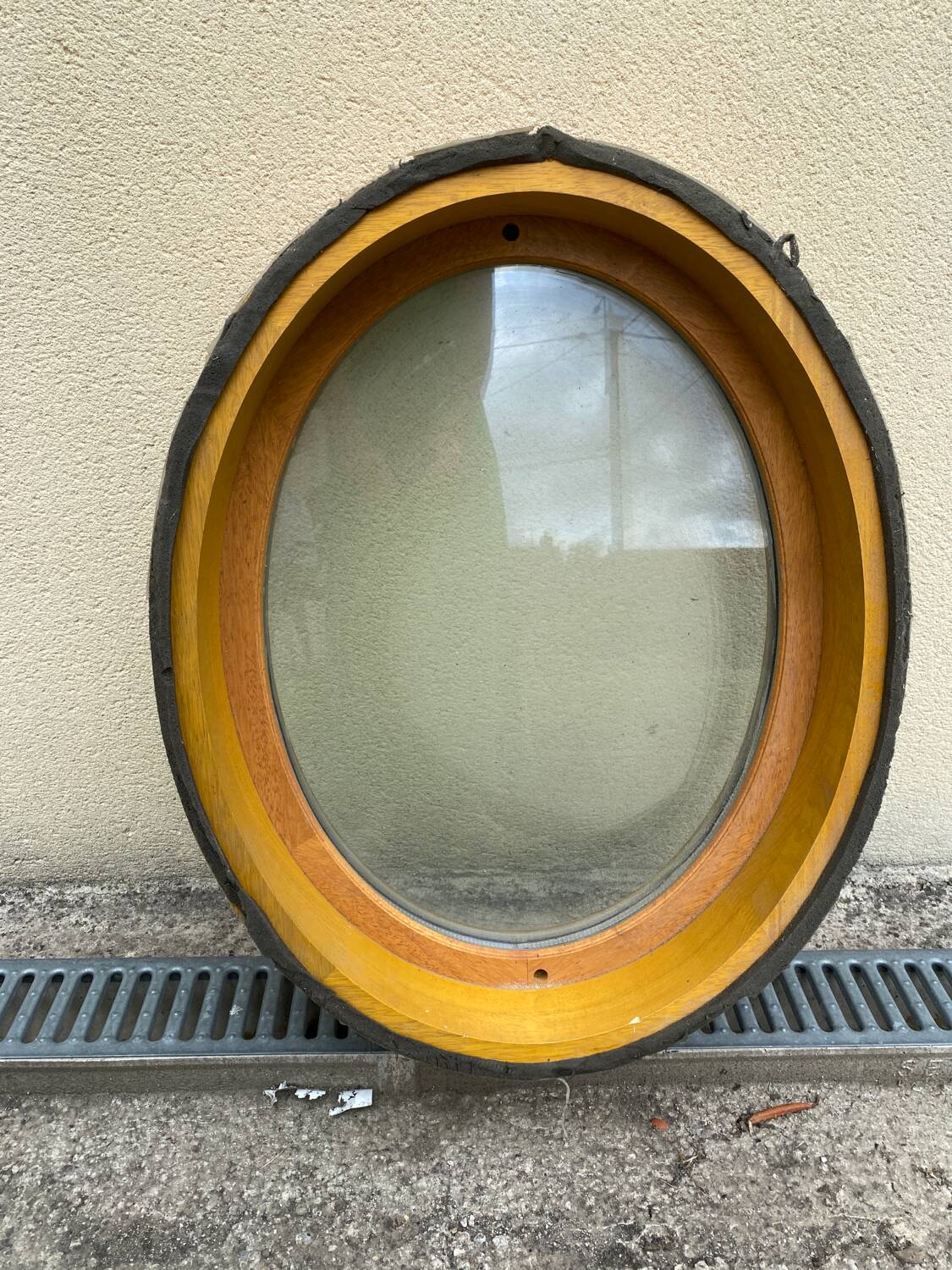 Oval porthole window