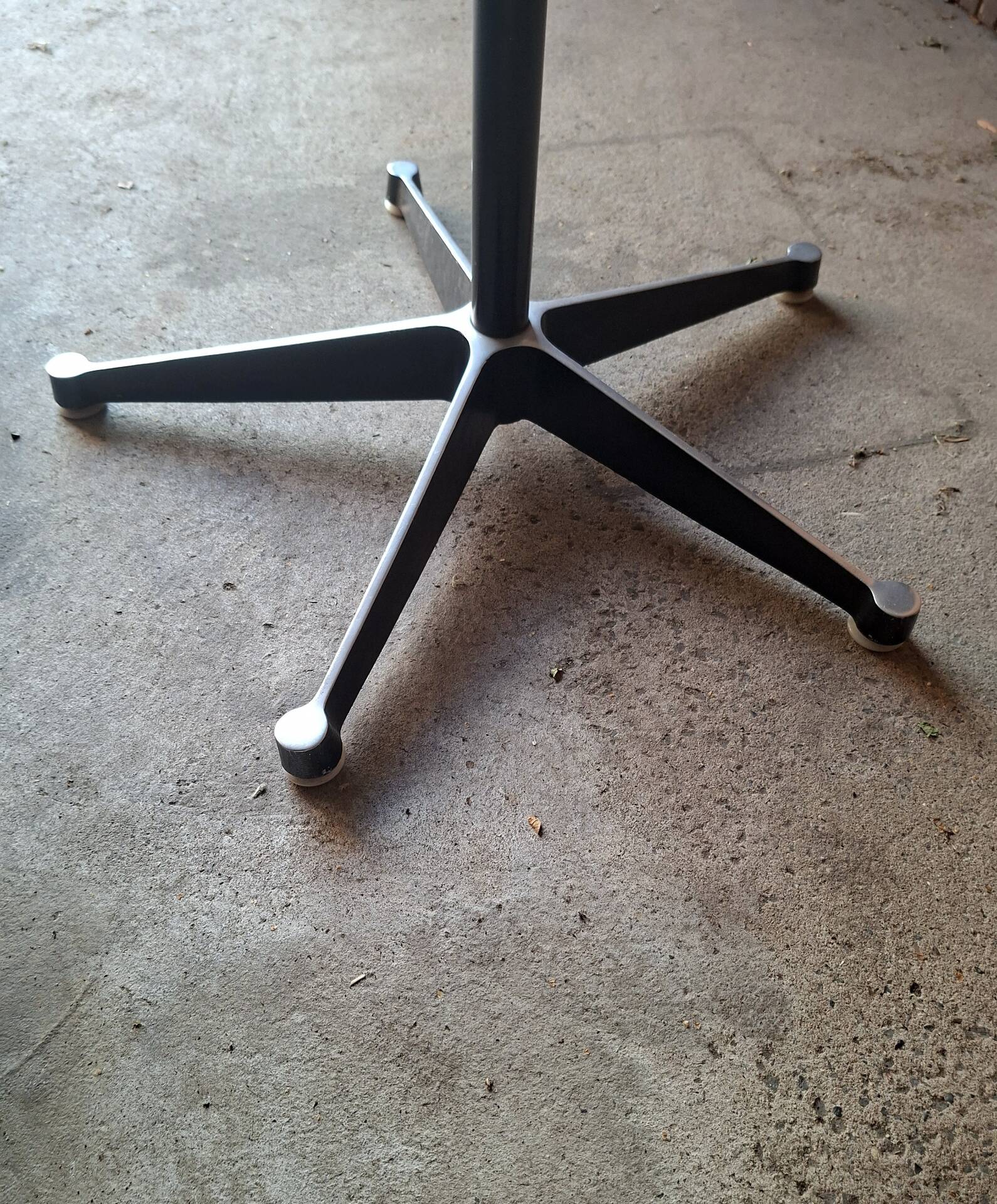 Table Eames 650