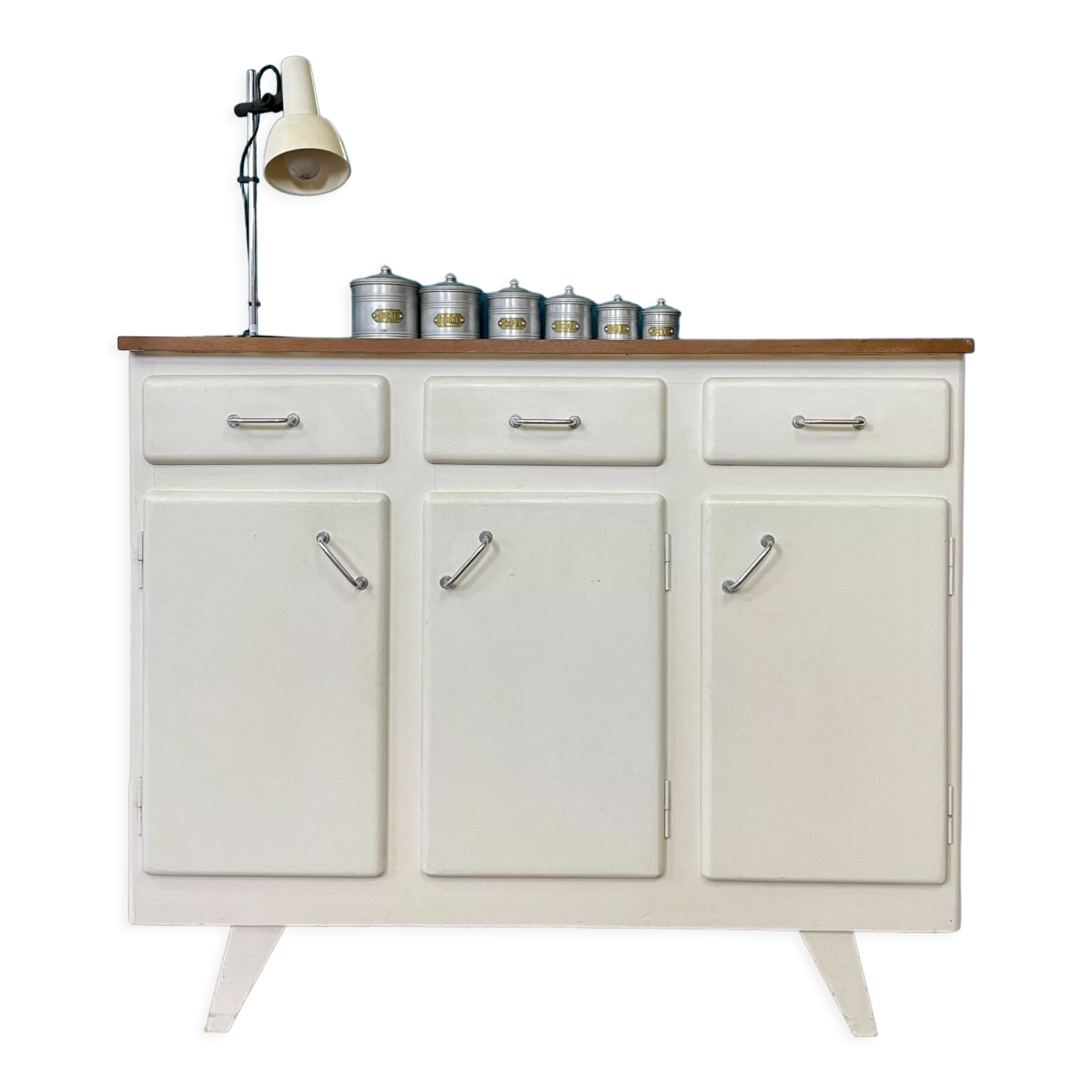 Buffet Mado low on feet compass