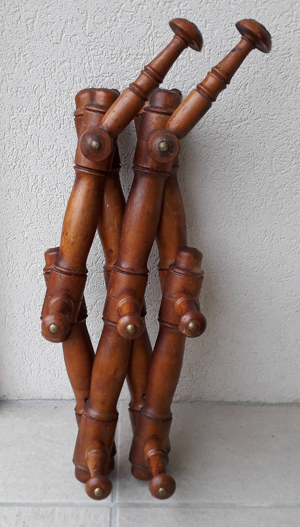 Extendable wooden coat rack