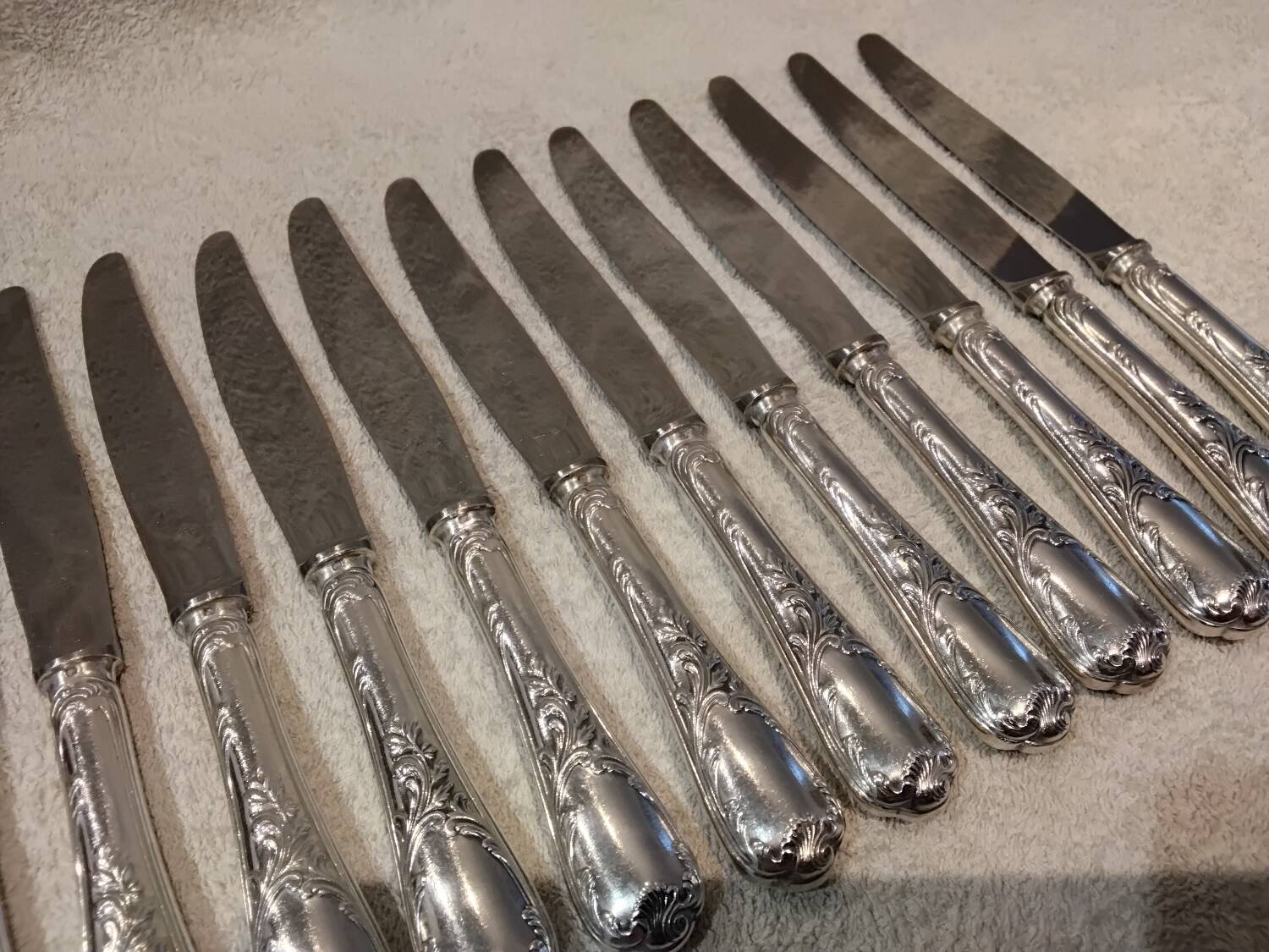 12 couteaux de table en métal argenté orfèvre Christofle Marly