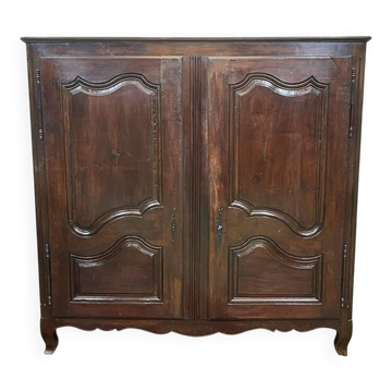 Armoire basse de style Louis XV en noyer 19ème