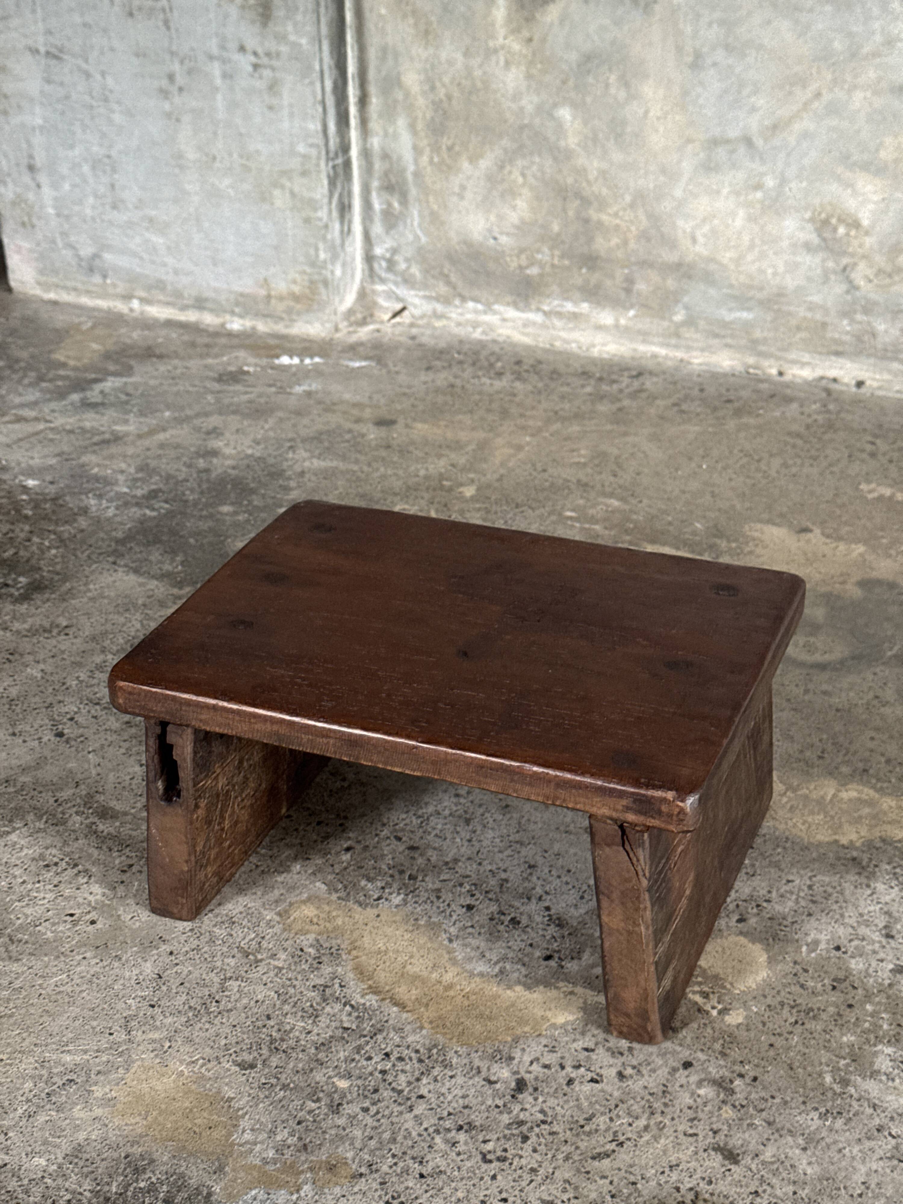 Small auxiliary stool in upcycled teak with traces of green chrome on the leg.