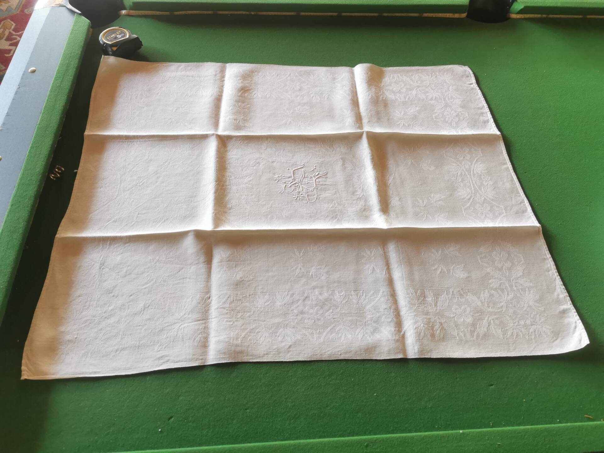 12 damask linen table napkins with an antique silk monogram from the 19th century.