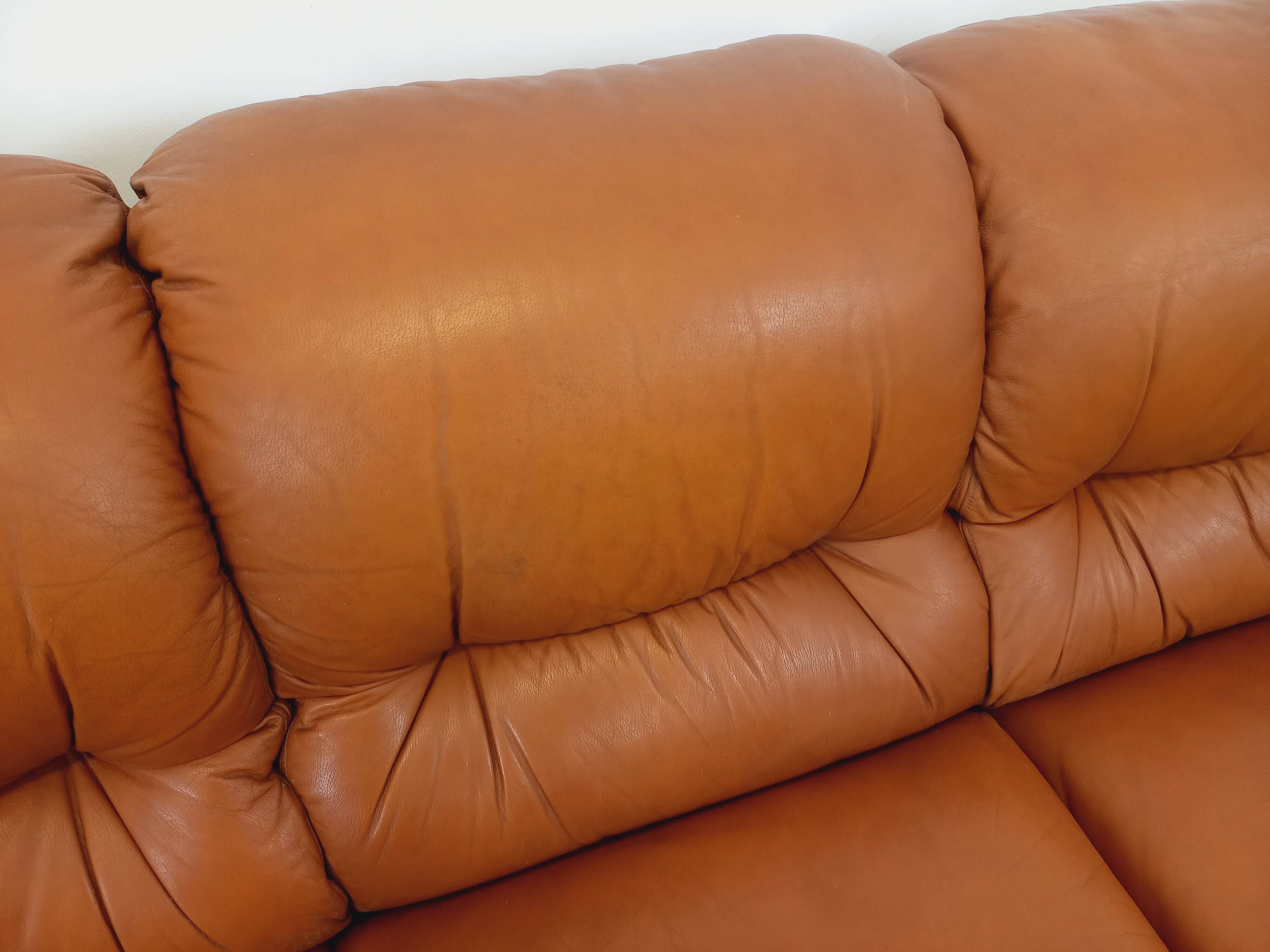 Vintage cognac camel leather canapé from the 1970s.