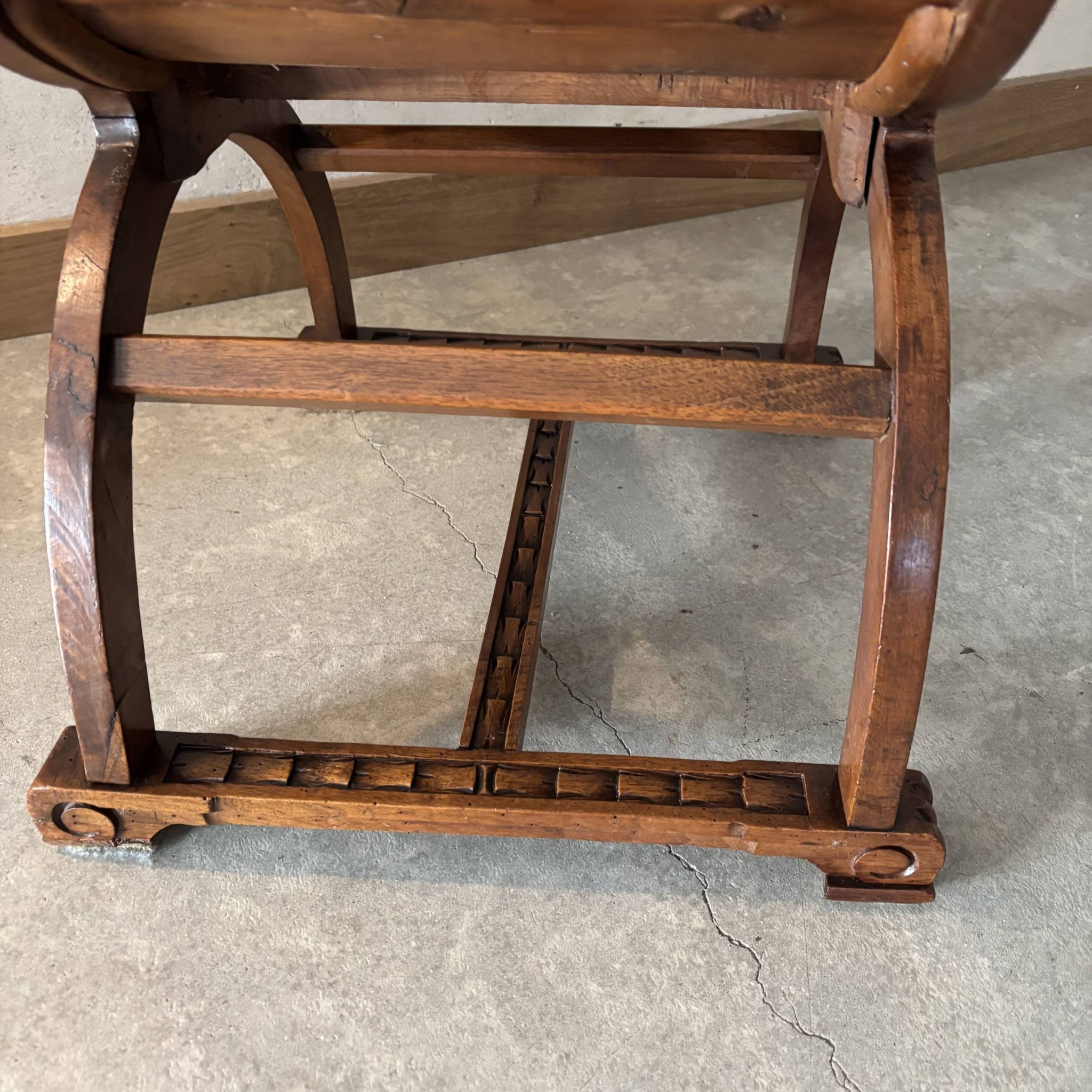 Fauteuil Dagobert en noyer, style médiéval, fin XIXe