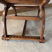 Fauteuil Dagobert en noyer, style médiéval, fin XIXe