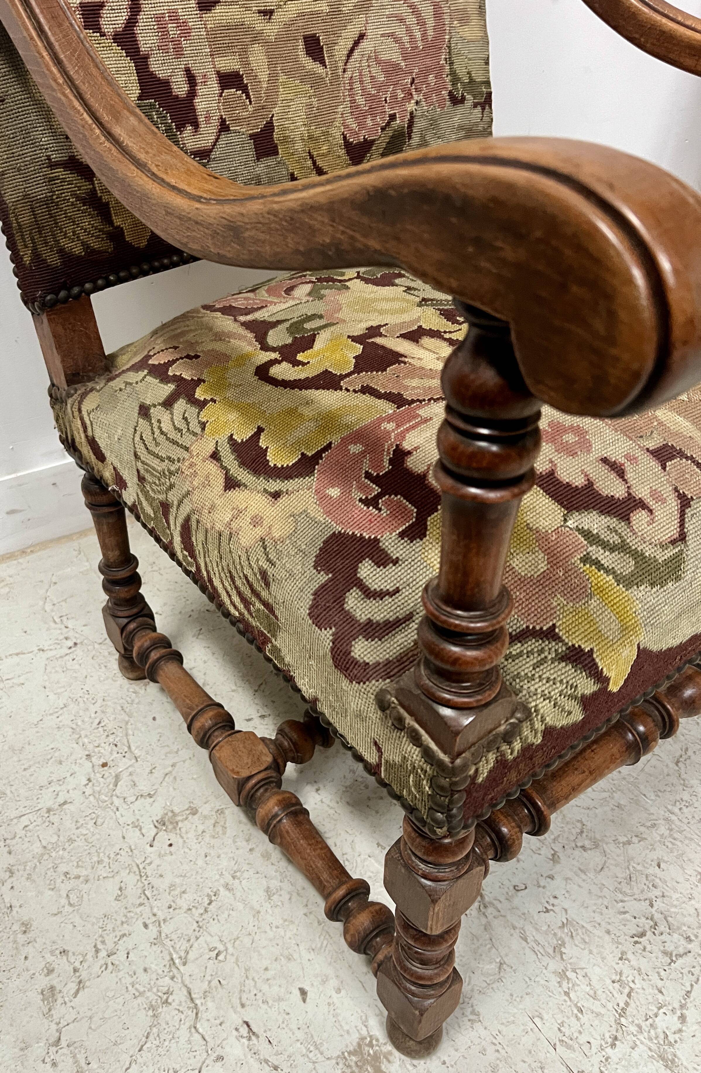 Paire de fauteuils de style Louis XIII a haut dossiers plats XX siècle