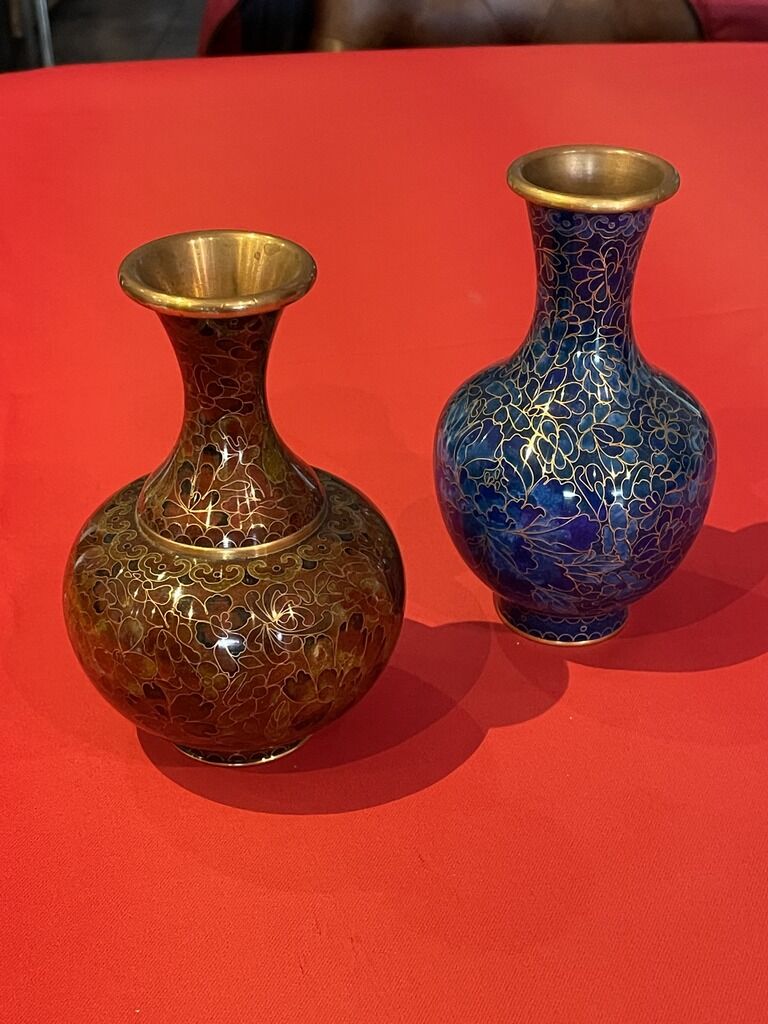 2 vases with floral decoration