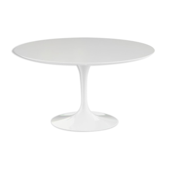 Tulip table designed by Eero Saarinen for Knoll