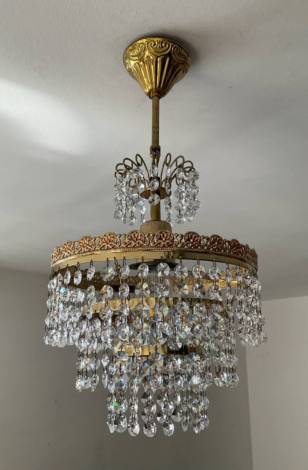 Chandelier with crystal and brass pendants