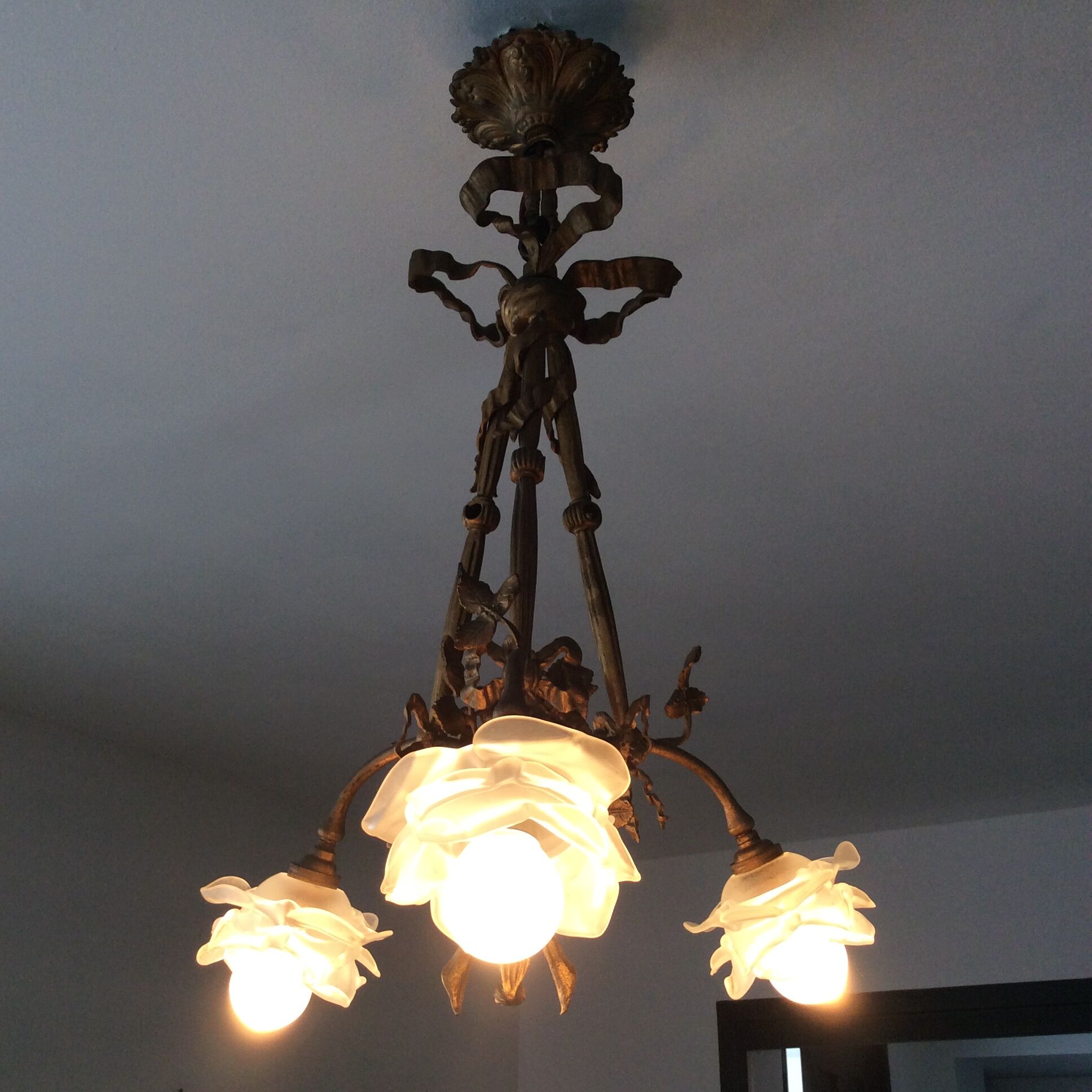 Former Louis XVI-style bronze chandelier 3 pink fires made of Czechoslovakia glass paste