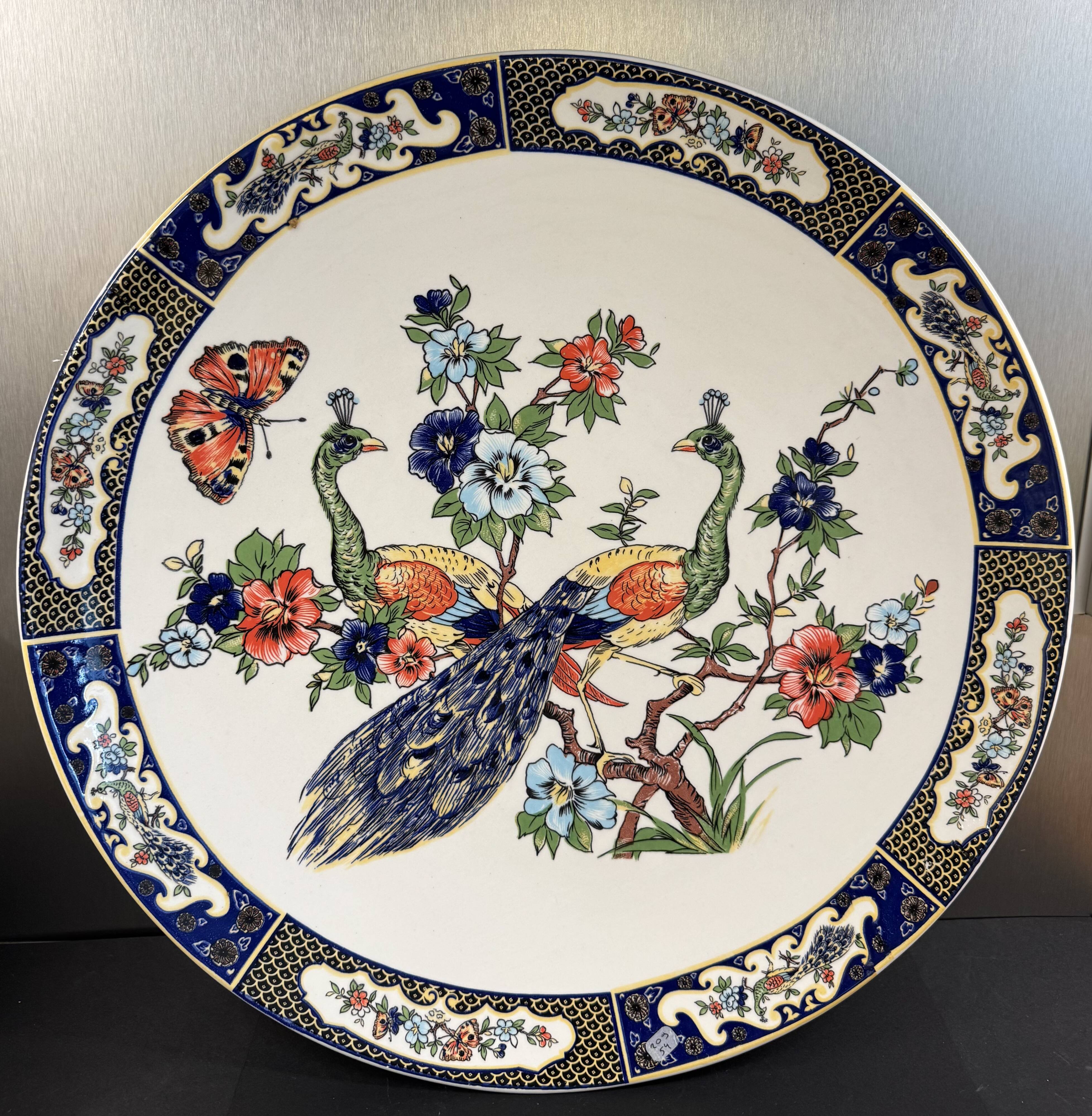 Grand plat à décor de Paons et fleurs XX siècle
