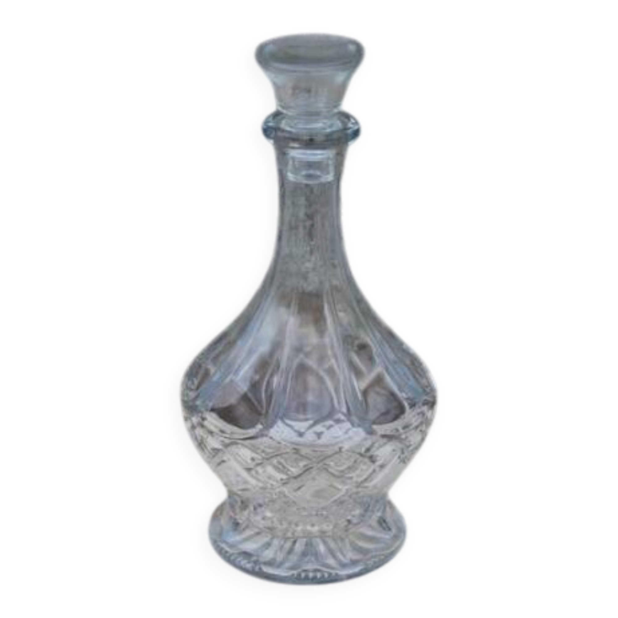 Elegant cut-glass carafe – classic and refined style