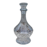 Elegant cut-glass carafe – classic and refined style