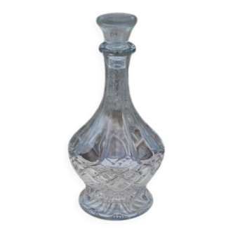 Elegant cut-glass carafe – classic and refined style