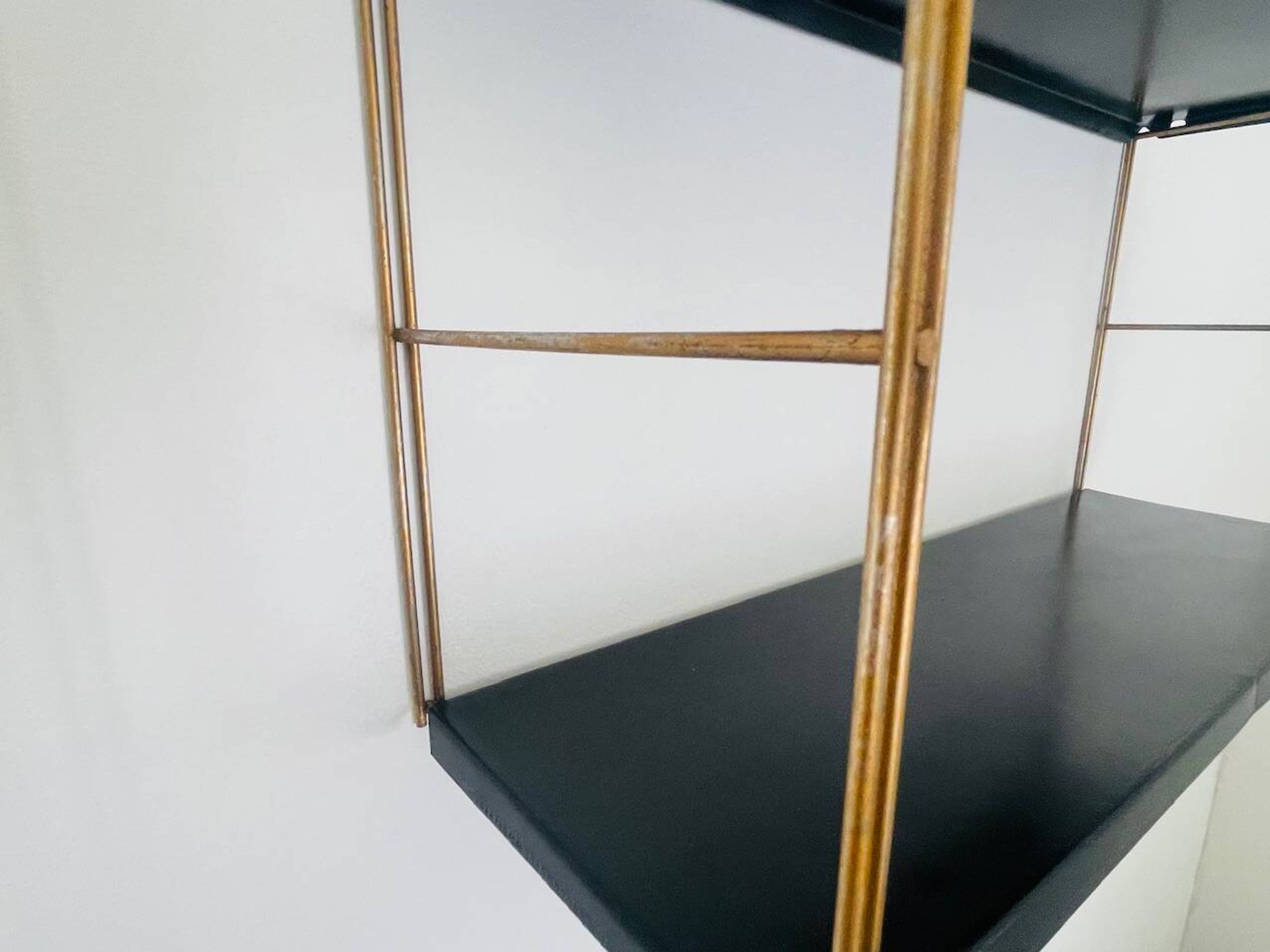 Etagère murale vintage modulable, metal et laiton circa 1960s