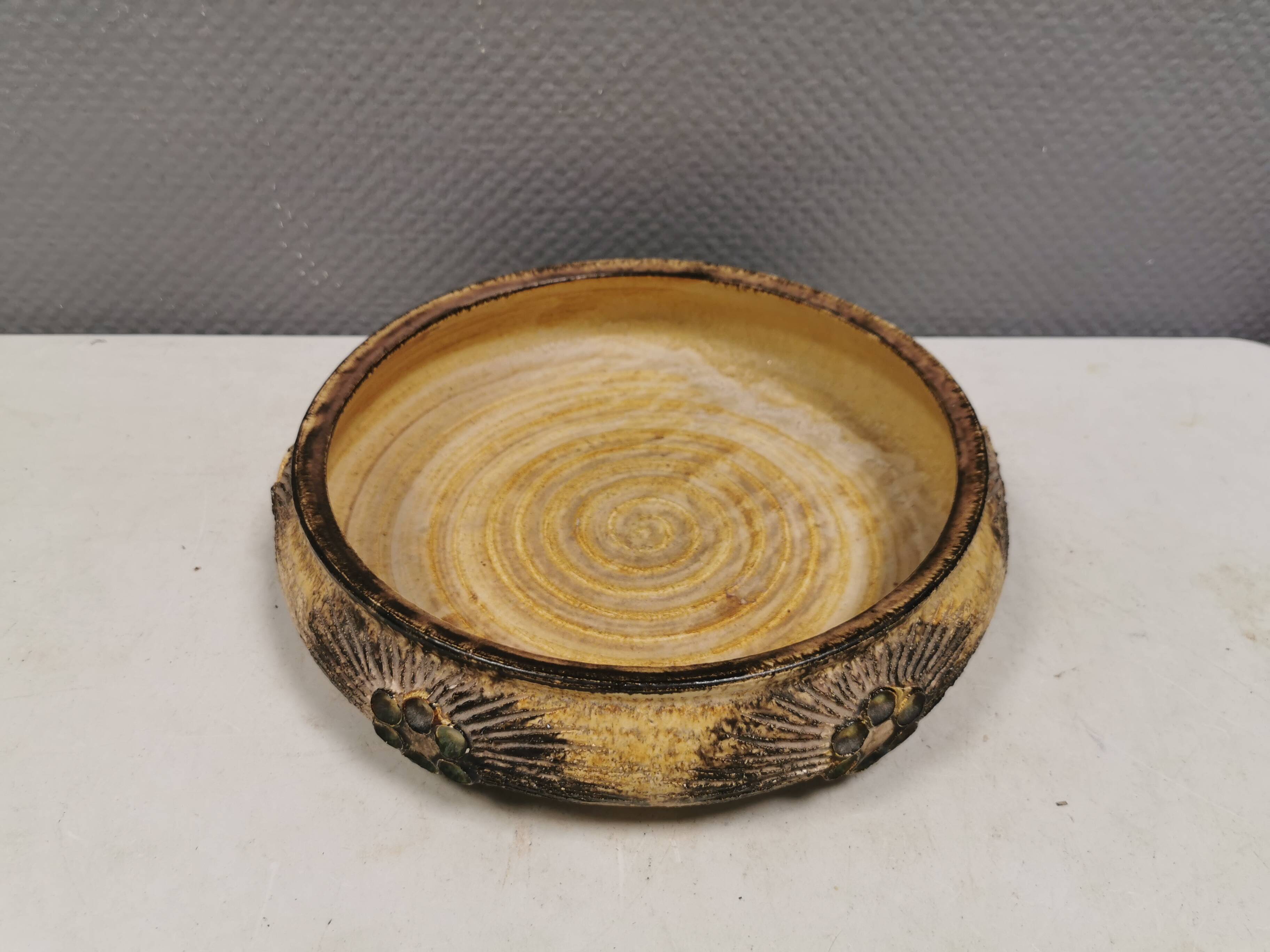 Grand plat en céramique par Jette Hellerøe, Danemark, années 1970.