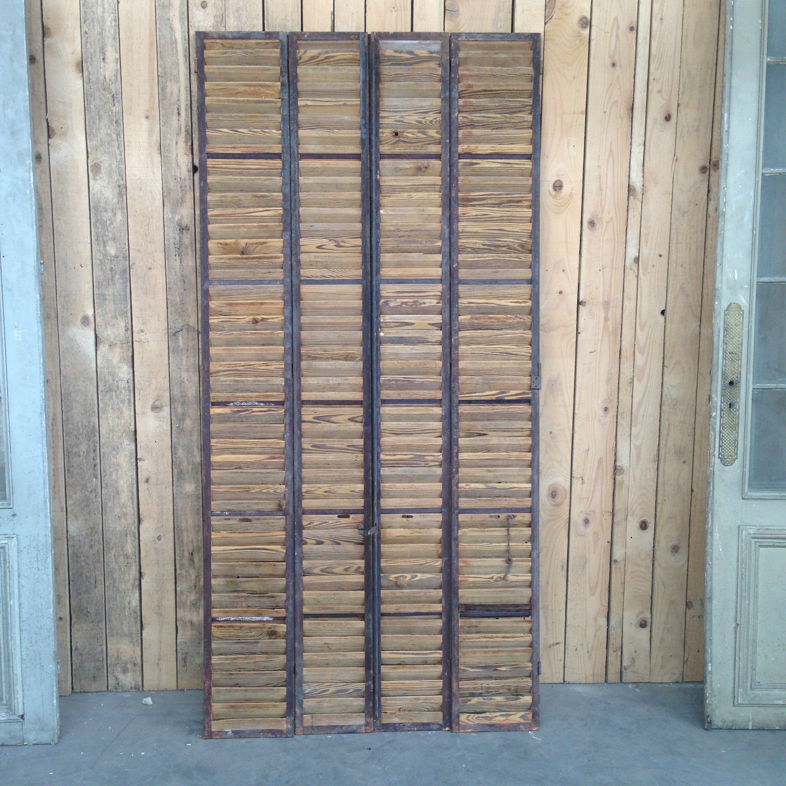 Four shutters louvered pine