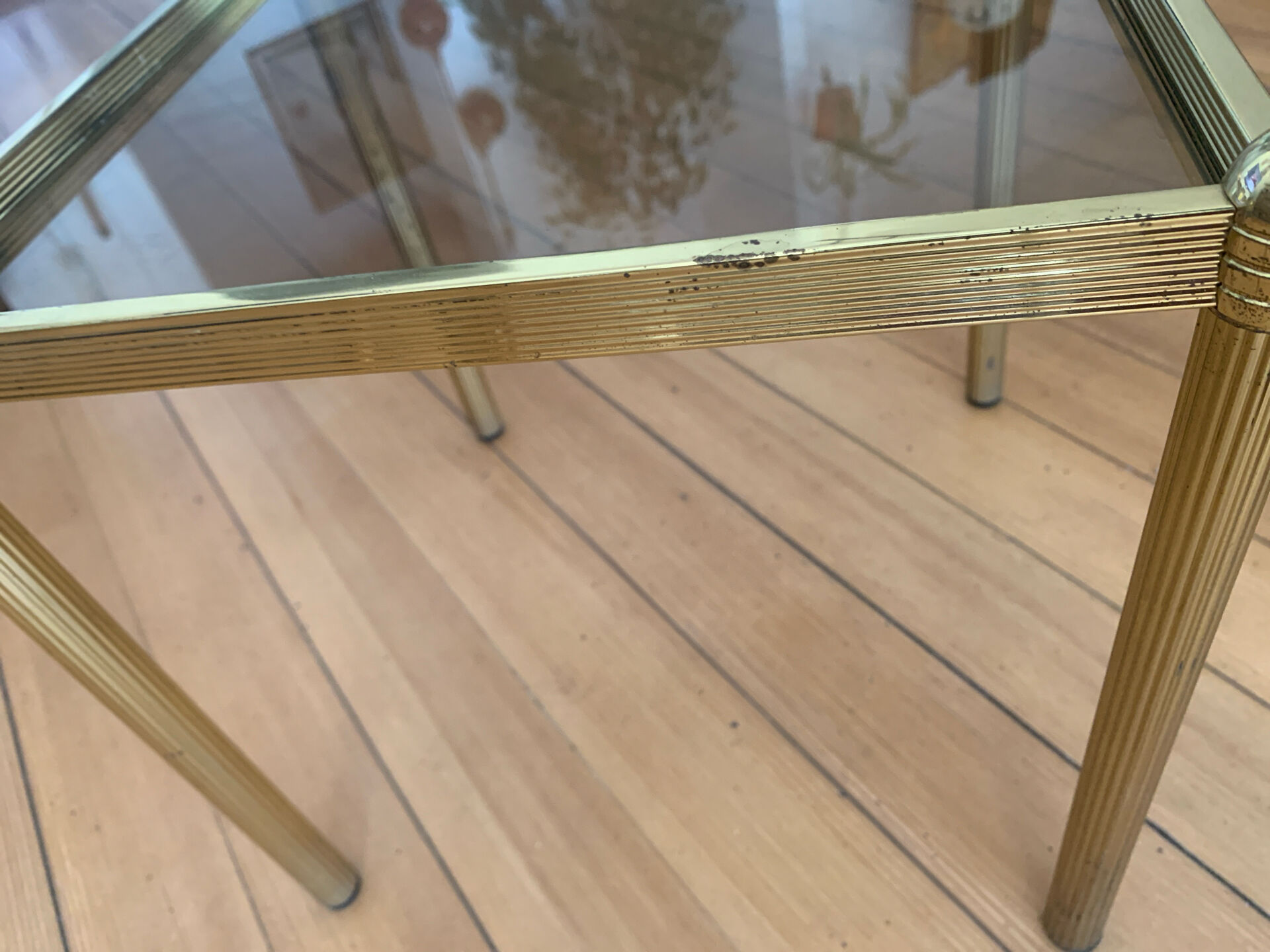 Authentique Table d'Appoint Hollywood Regency — Laiton Patiné et Verre