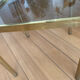 Authentique Table d'Appoint Hollywood Regency — Laiton Patiné et Verre